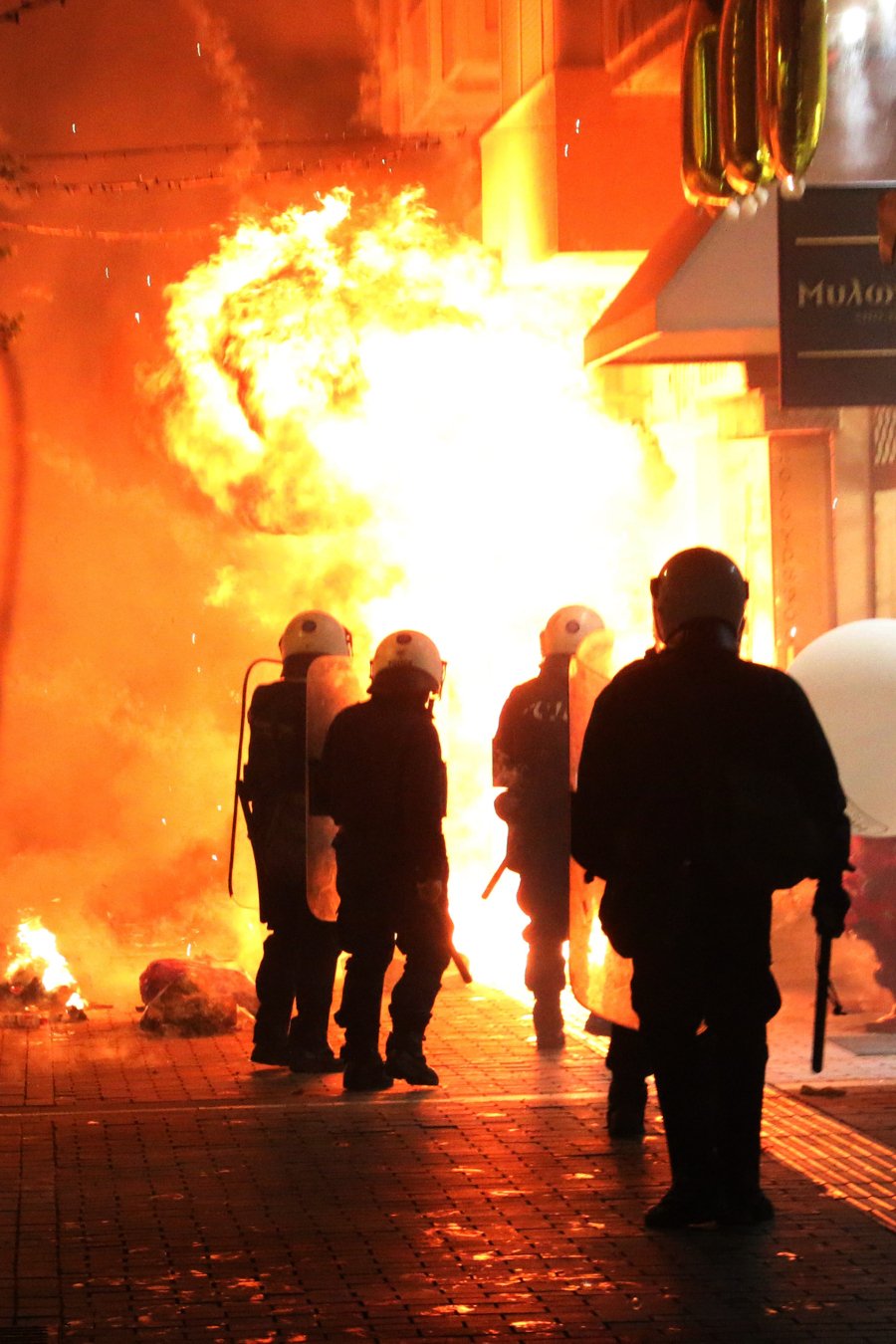 Ηράκλειο: Πετροπόλεμος και επεισόδια μετά την πορεία στη μνήμη του  Γρηγορόπουλου [εικόνες] 	 | iefimerida.gr 3