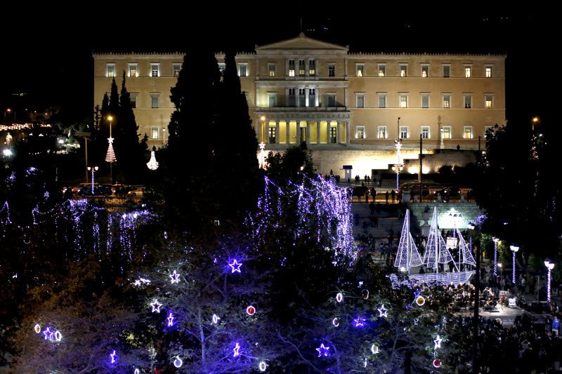 Η Αθήνα «φόρεσε» τα καλά της -Στόλισε καράβι και γέμισε την πλατεία Συντάγματος λαμπάκια [εικόνες] | iefimerida.gr 13