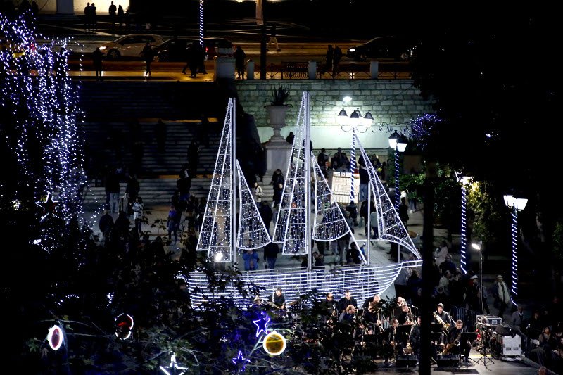 Η Αθήνα «φόρεσε» τα καλά της -Στόλισε καράβι και γέμισε την πλατεία Συντάγματος λαμπάκια [εικόνες] | iefimerida.gr 12