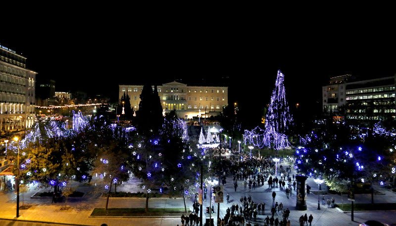 Η Αθήνα «φόρεσε» τα καλά της -Στόλισε καράβι και γέμισε την πλατεία Συντάγματος λαμπάκια [εικόνες] | iefimerida.gr 11