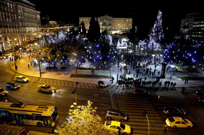 Η Αθήνα «φόρεσε» τα καλά της -Στόλισε καράβι και γέμισε την πλατεία Συντάγματος λαμπάκια [εικόνες] | iefimerida.gr 10
