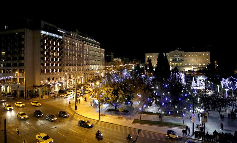 Η Αθήνα «φόρεσε» τα καλά της -Στόλισε καράβι και γέμισε την πλατεία Συντάγματος λαμπάκια [εικόνες] | iefimerida.gr 9