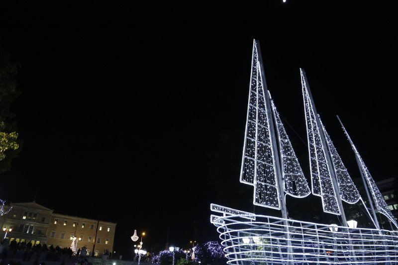 Η Αθήνα «φόρεσε» τα καλά της -Στόλισε καράβι και γέμισε την πλατεία Συντάγματος λαμπάκια [εικόνες] | iefimerida.gr 8