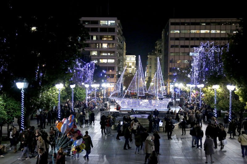 Η Αθήνα «φόρεσε» τα καλά της -Στόλισε καράβι και γέμισε την πλατεία Συντάγματος λαμπάκια [εικόνες] | iefimerida.gr 6