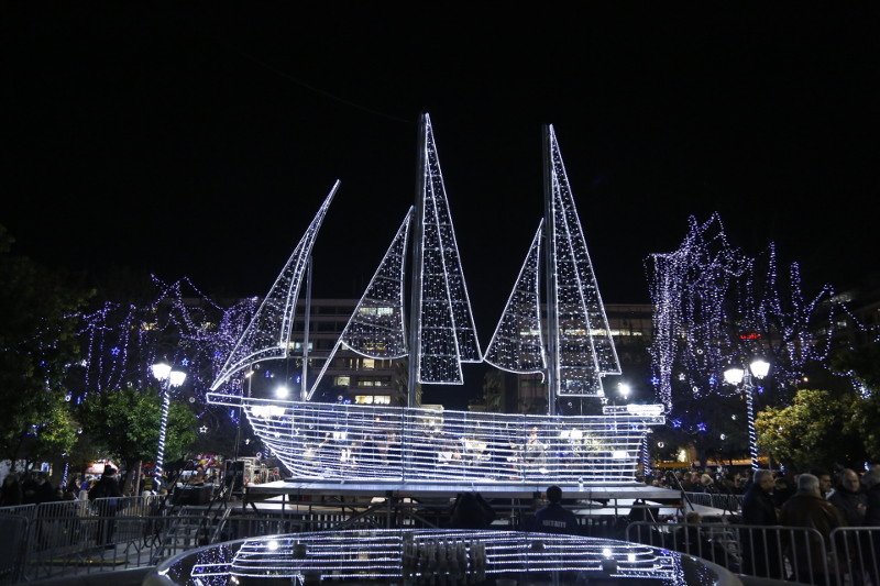 Η Αθήνα «φόρεσε» τα καλά της -Στόλισε καράβι και γέμισε την πλατεία Συντάγματος λαμπάκια [εικόνες] | iefimerida.gr 7