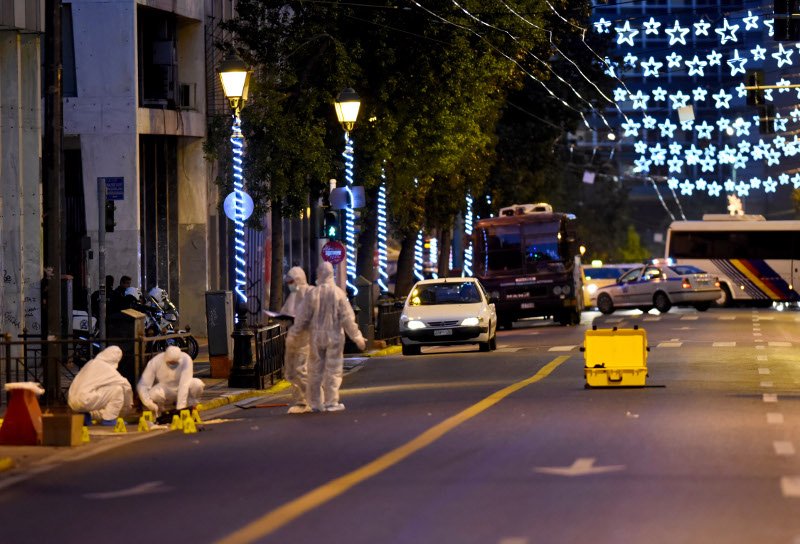 Συναγερμός στην ΕΛ.ΑΣ. -Αφησαν σακίδιο με βόμβα στο υπουργείο Εργασίας | iefimerida.gr 2