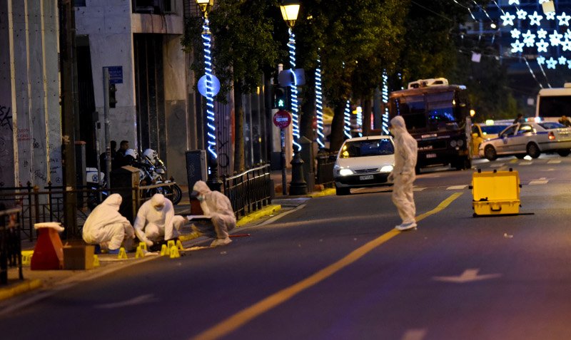 Συναγερμός στην ΕΛ.ΑΣ. -Αφησαν σακίδιο με βόμβα στο υπουργείο Εργασίας | iefimerida.gr 3