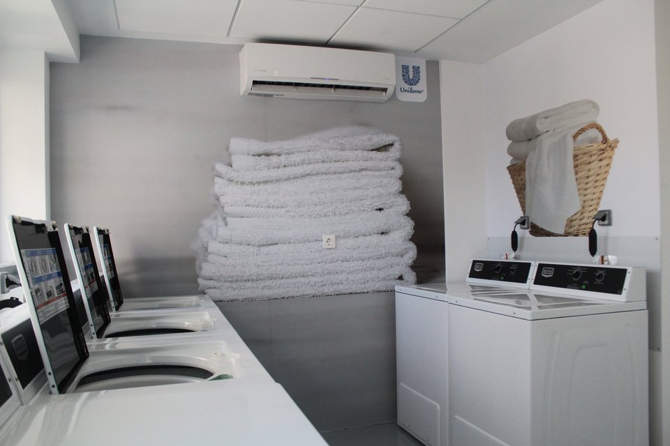 Εγκαινιάστηκε το πρώτο Κοινωνικό Πλυντήριο στον δήμο Αθηναίων [εικόνες]  | iefimerida.gr 2