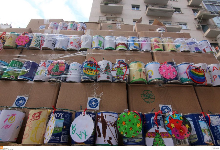 Χριστουγεννιάτικα δέντρα από... γάλα για καλό σκοπό [εικόνες]  | iefimerida.gr 4