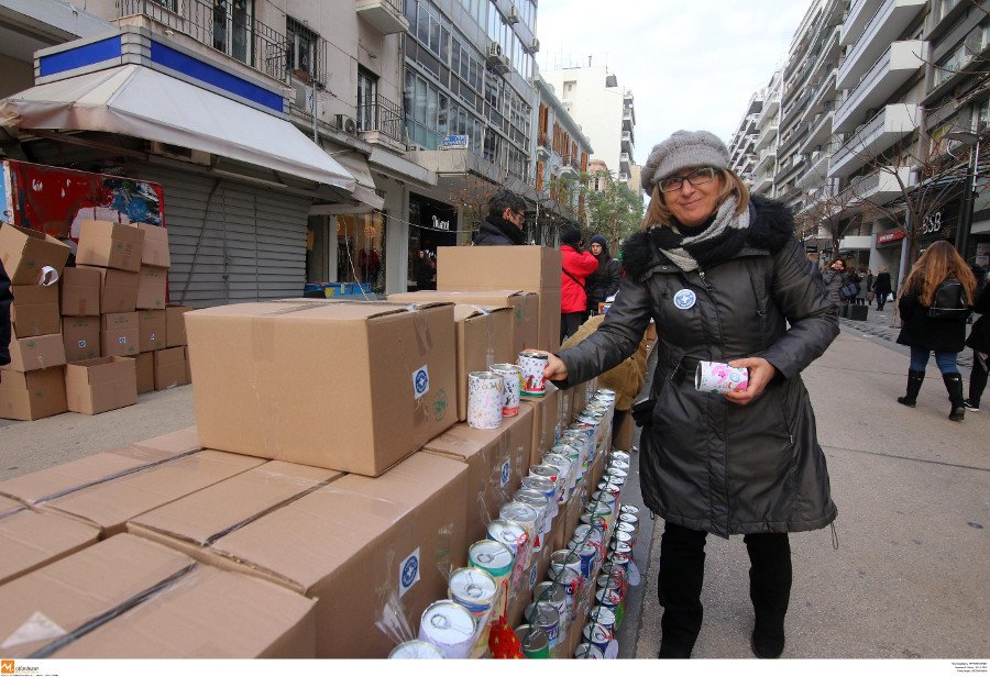 Χριστουγεννιάτικα δέντρα από... γάλα για καλό σκοπό [εικόνες]  | iefimerida.gr 5