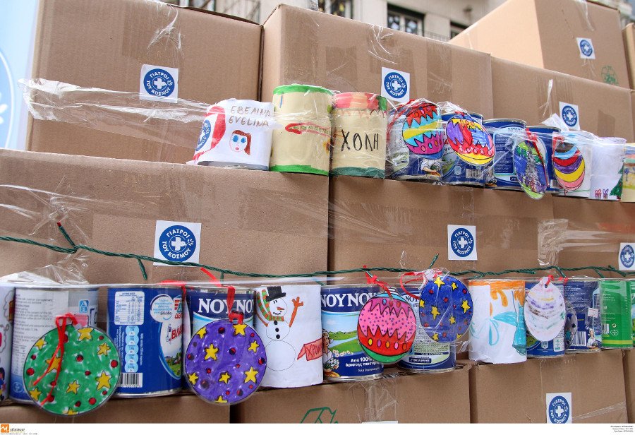 Χριστουγεννιάτικα δέντρα από... γάλα για καλό σκοπό [εικόνες]  | iefimerida.gr 6