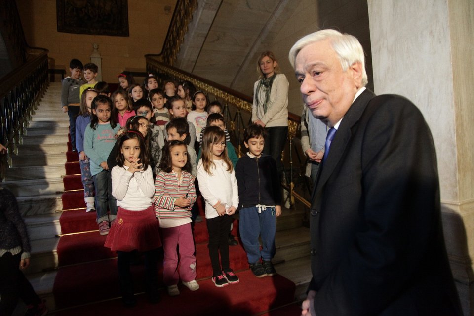 Ο ΠτΔ υποδέχτηκε στη Βουλή ασυνόδευτα προσφυγόπουλα: «Υπάρχει για εσάς μία οικογένεια» | iefimerida.gr 0