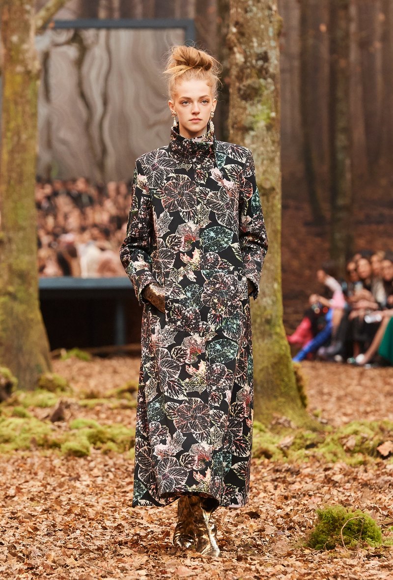 Αυτός είναι ο λόγος που οι γυναίκες θέλουν να έρθει ο επόμενος χειμώνας -Τον βρήκαμε στο δάσος της Chanel [εικόνες] | iefimerida.gr 19