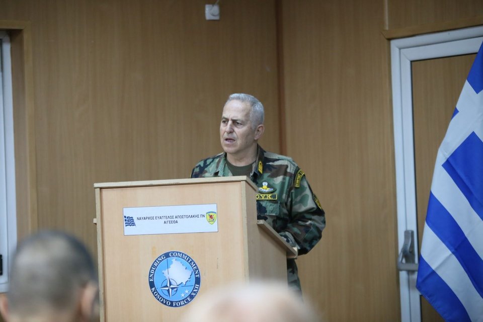 Την ελληνική δύναμη στο Κοσσυφοπέδιο επισκέφτηκε ο αρχηγός ΓΕΕΘΑ [εικόνες] | iefimerida.gr 0