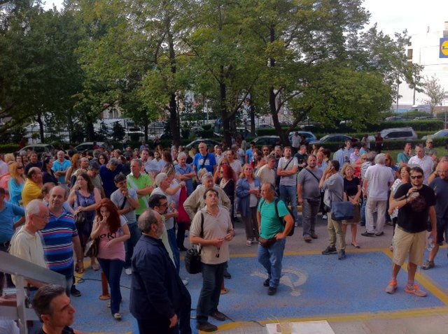 Χάος στο προαύλιο της ΕΡΤ: Συγκεντρώθηκε κόσμος και πολιτικοί [εικόνες] | iefimerida.gr 1