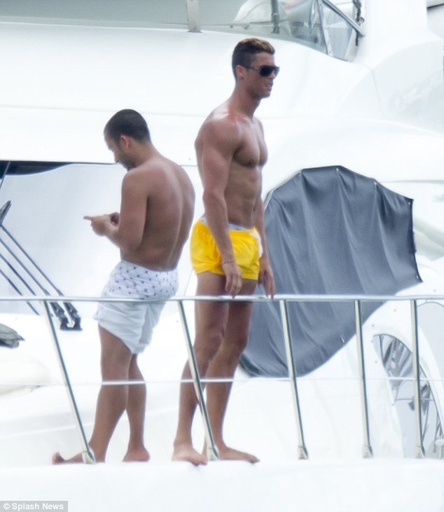 Ο Κριστιάνο σφίγγει τους κοιλιακούς, φουσκώνει τα «φτερά» και με ξανθιά φράτζα ποζάρει ως καρτούν [εικόνες] | iefimerida.gr 2