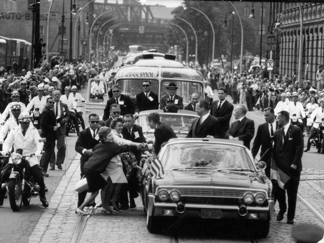 To περιοδικό ΤΙΜΕ θυμάται το χαμό που έγινε με την ομιλία του JFK στο Βερολίνο - Αυτό που δεν έγινε στην ομιλία Ομπάμα [εικόνες] | iefimerida.gr 0