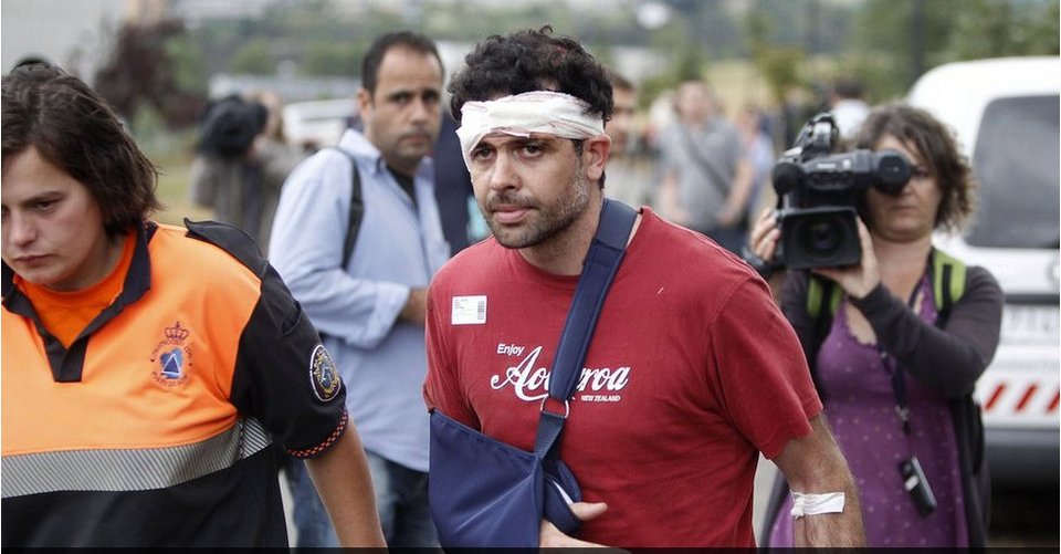 Aπίστευτος πόνος: Οι φωτογραφίες και τα πρώτα πλάνα από το σημείο της συντριβής του τρένου στην Ισπανία [εικόνες&βίντεο] | iefimerida.gr 4