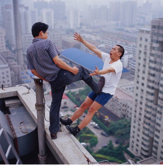 Λι Γουέι: Ο ακραία αντισυμβατικός φωτογράφος που αψηφά τη βαρύτητα - Μάθετε πως δημιουργεί τις μοναδικές εικόνες του [βίντεο] | iefimerida.gr 2