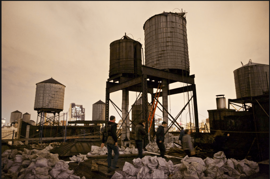 Στα άδυτα του πιο περίεργου, παράνομου, πριβέ μπαρ, μέσα σε δεξαμενή νερού [εικόνες] | iefimerida.gr 2