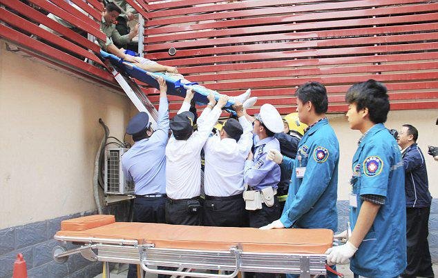 Πέταξαν Κινέζο τζογαδόρο από τον 11ο όροφο γιατί δεν είχε να πληρώσει – Επέζησε γιατί σφήνωσε σε καμινάδα [εικόνες] | iefimerida.gr 2