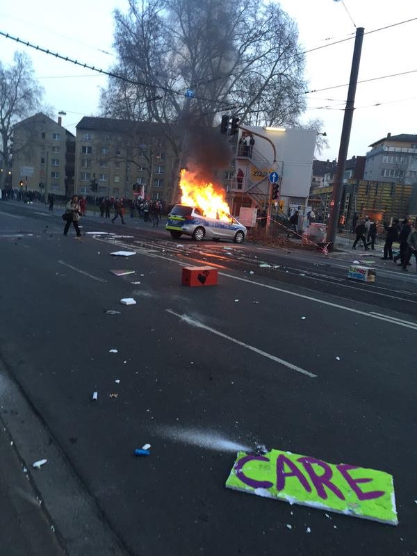 Κουκουλοφόροι και ακτιβιστές σε επεισόδια μπροστά στην ΕΚΤ [εικόνες & βίντεο] | iefimerida.gr 2