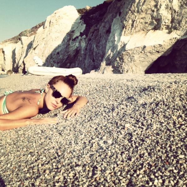 Η Τάμτα με μπικίνι σε ερημική παραλία της Σκιάθου [εικόνες] | iefimerida.gr 1