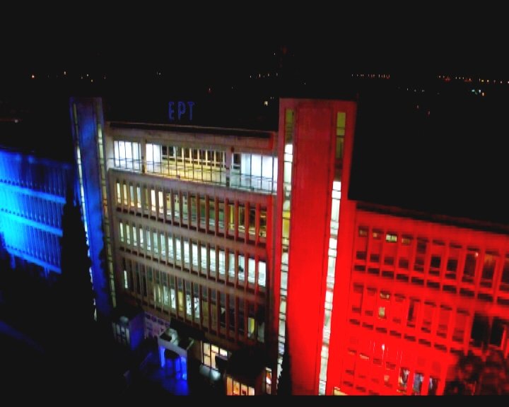 Στα χρώματα της γαλλικής σημαίας το Ραδιομέγαρο της ΕΡΤ [εικόνες] | iefimerida.gr 2