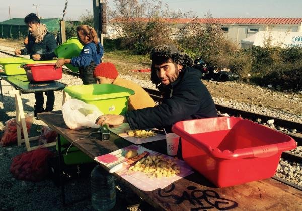 Ειδομένη: Μια κουζίνα χωρίς σύνορα για τους μετανάστες και τους πρόσφυγες [εικόνες] | iefimerida.gr 2