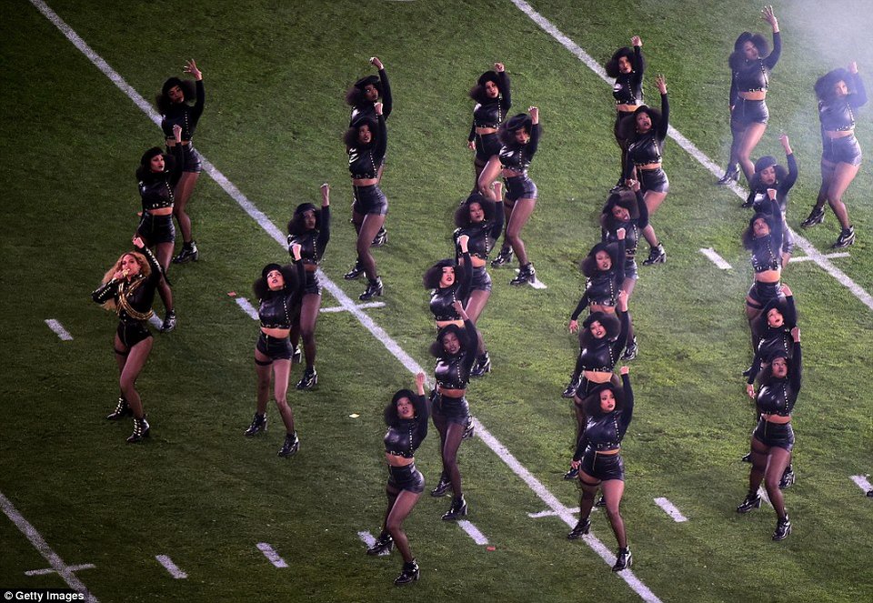 Super bowl: Η έξαλλη εμφάνιση της Μπιγιονσέ και τα δάκρυα της Lady Gaga [εικόνες]  | iefimerida.gr 5