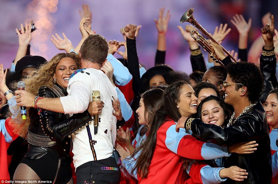 Super bowl: Η έξαλλη εμφάνιση της Μπιγιονσέ και τα δάκρυα της Lady Gaga [εικόνες]  | iefimerida.gr 13
