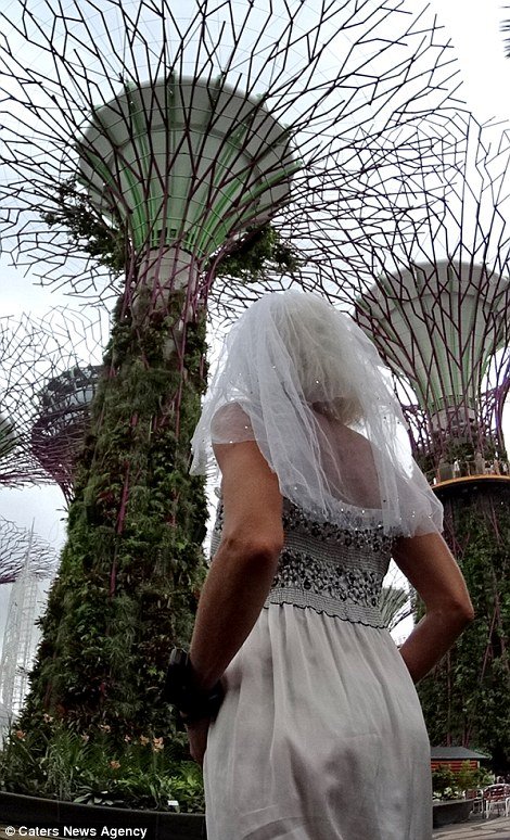 Πήρε διαζύγιο και ταξιδεύει στον κόσμο με το νυφικό της [εικόνες] | iefimerida.gr 16