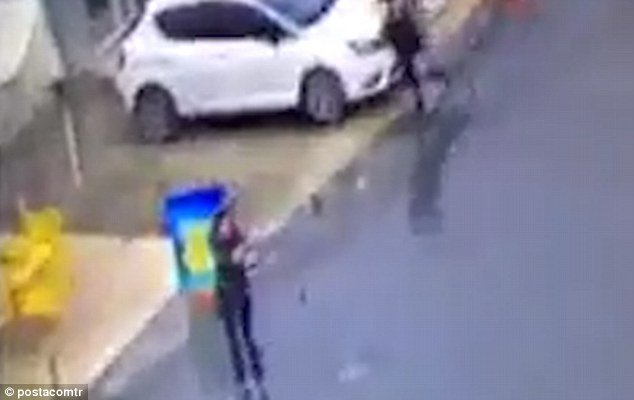 Νεκρές οι 2 γυναίκες που επιτέθηκαν σε αστυνομικό τμήμα της Κωνσταντινούπολης [εικόνες & βίντεο] | iefimerida.gr 2