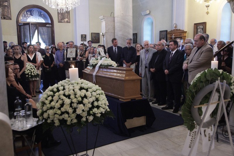 Πλήθος κόσμου συνόδεψε τον Δημήτρη Μαρωνίτη στην τελευταία του κατοικία [εικόνες] | iefimerida.gr 2