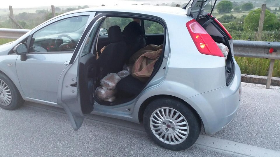Συνελήφθη έπειτα από καταδίωξη με 70 δέματα κάνναβης στο αυτοκίνητό του [εικόνες]  | iefimerida.gr 0