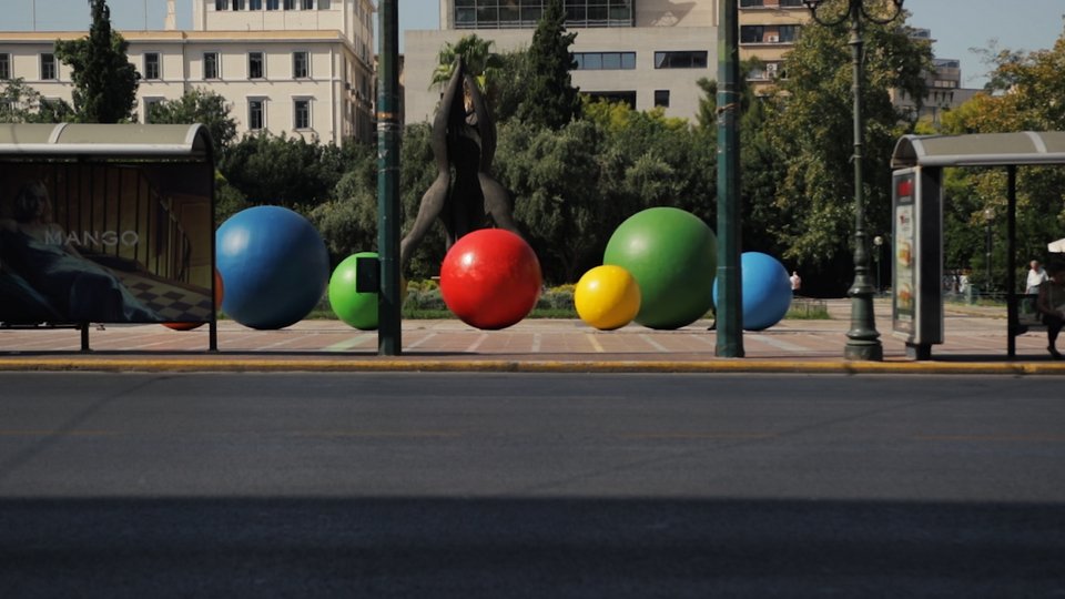 Τεράστιες χρωματιστές μπάλες στο κέντρο της Αθήνας - Γιατί ομορφαίνει η πόλη [εικόνες & βίντεο] | iefimerida.gr 1