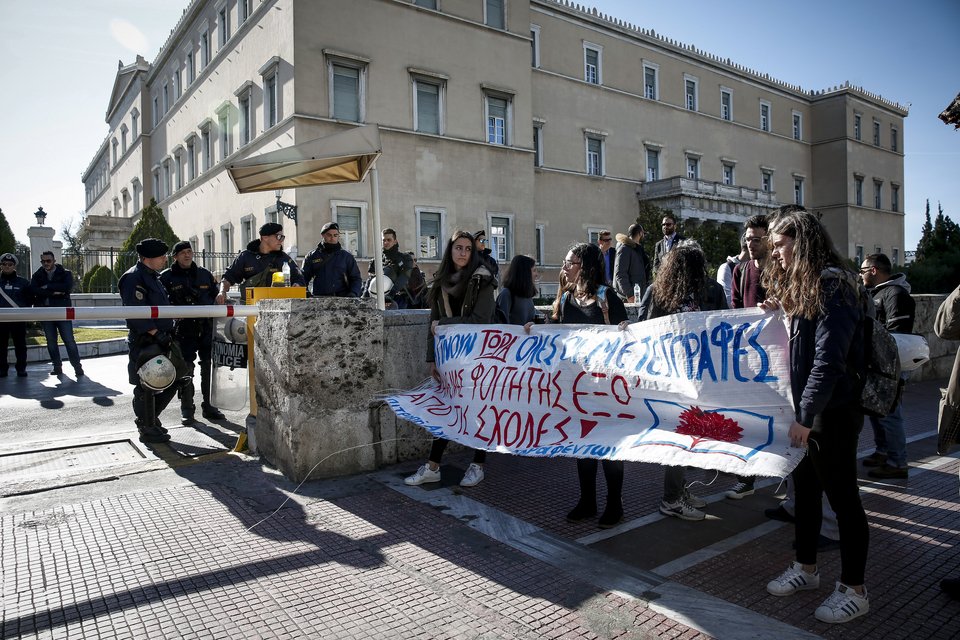 Διαμαρτυρία φοιτητών στη Βουλή για τις μετεγγραφές που δεν έγιναν ποτέ [εικόνες] | iefimerida.gr 2