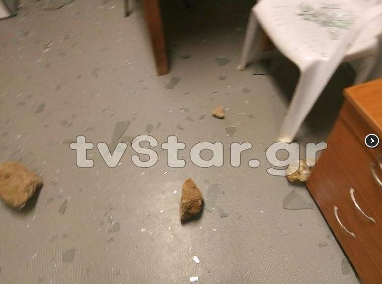 Θήβα: Γυαλιά-καρφιά τα έκαναν πρόσφυγες στο hotspot [εικόνες] | iefimerida.gr 2