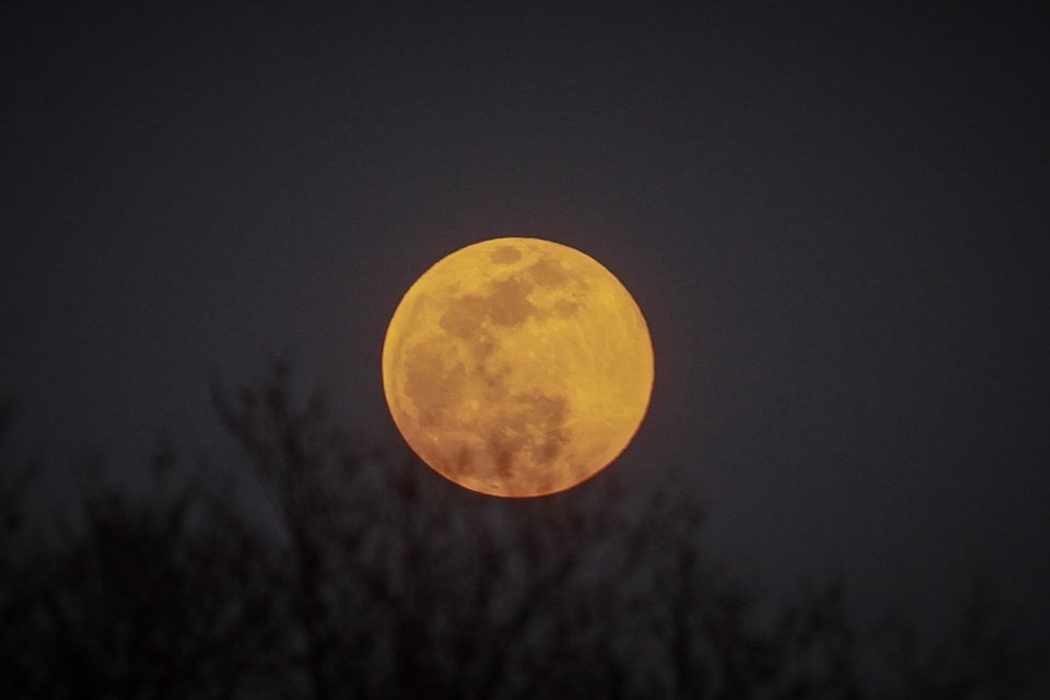 Μαγική υπερπανσέληνος φωτίζει τον ουρανό- Το εντυπωσιακό φαινόμενο [εικόνες & βίντεο] | iefimerida.gr 2