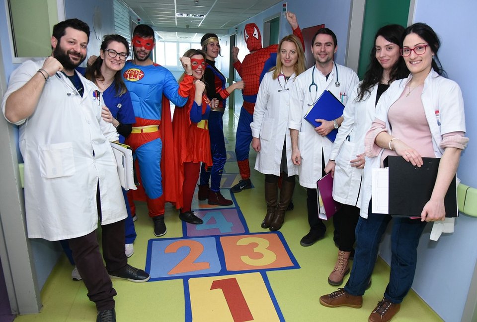 Αποκριάτικη γιορτή-έκπληξη από τον ΟΠΑΠ στα παιδιατρικά νοσοκομεία -Δώρα και χαμόγελα στα παιδιά [εικόνες & βίντεο] | iefimerida.gr 0