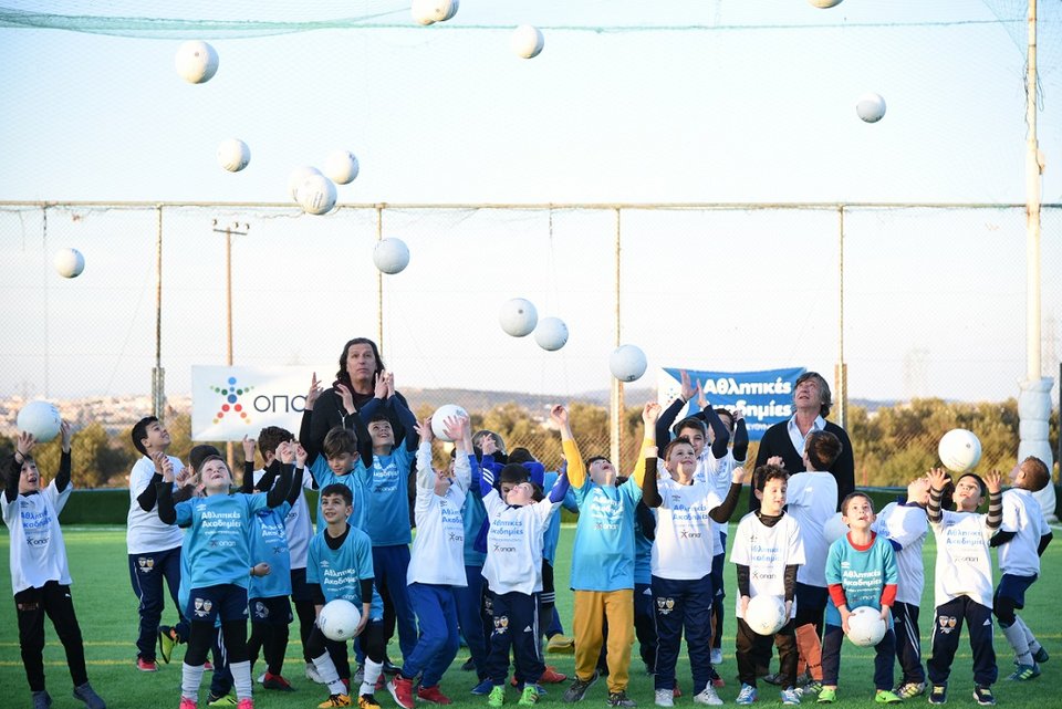 Αθλητικές Ακαδημίες ΟΠΑΠ: Προπόνηση με Θωμά Μαύρο και Τάσο Μητρόπουλο –Ξεχωριστή ποδοσφαιρική εμπειρία για τα παιδιά [εικόνες & βίντεο] | iefimerida.gr 0