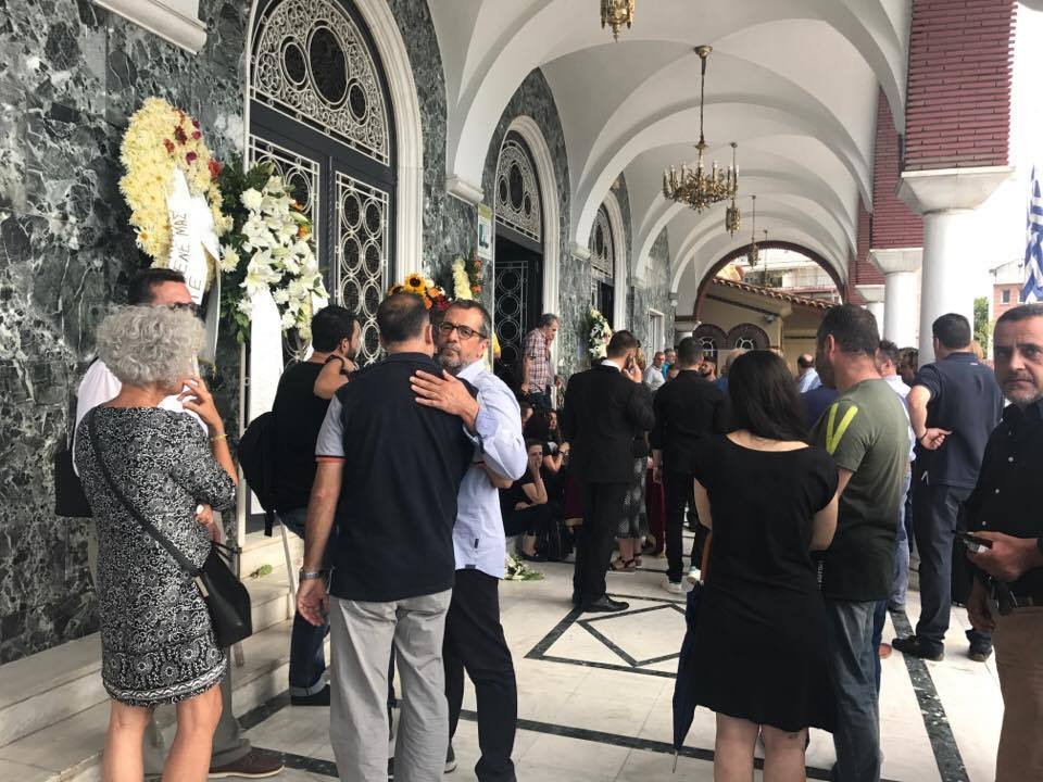 Λάρισα: Θρήνος στην κηδεία του επιχειρηματία Διονύση Τσεκούρα που σκοτώθηκε στη συντριβή του αεροσκάφους [εικόνες & βίντεο] | iefimerida.gr 2