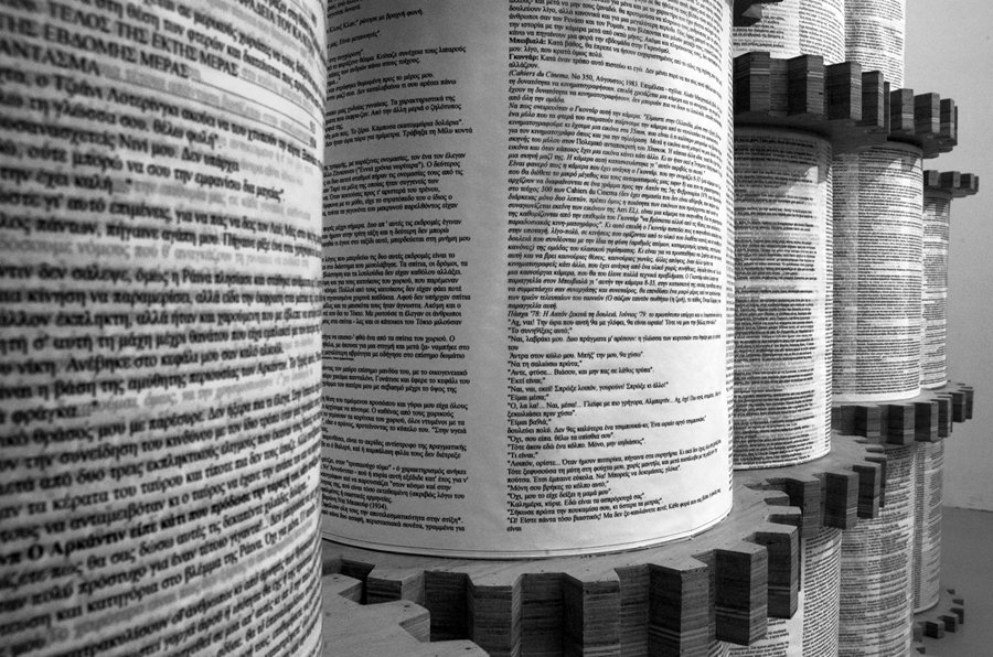 Δεν έχει ξανασυμβεί στα  Προπύλαια: Καλλιτέχνιδα θα πυρπολήσει έργο της σήμερα στις 8:00 [εικόνες] | iefimerida.gr 1