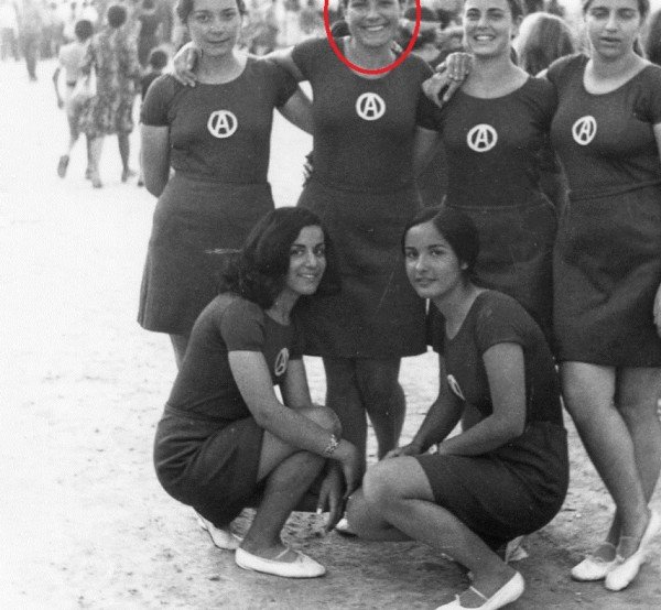 Η Γιάννα Αγγελοπούλου με τη μαθητική ποδιά ποζάρει χαμογελαστή στο φακό [εικόνες] | iefimerida.gr 1