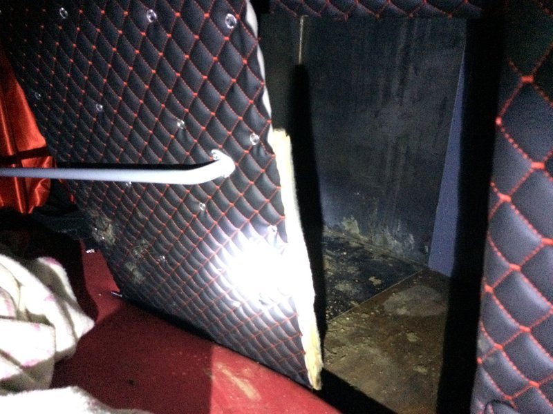 Eκρυψαν παράνομους μετανάστες σε κρύπτη στο χώρο αποσκευών λεωφορείου στη Θεσσαλονίκη [εικόνες] | iefimerida.gr 1