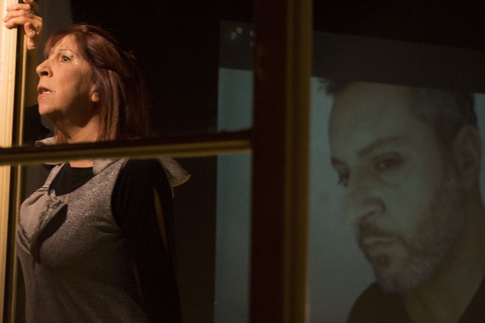 Θεατρική παράσταση μέσω skype: Οι ηθοποιοί βρίσκονται σε Παρίσι, Αγγλία, Ελβετία και Ελλάδα [εικόνες]  | iefimerida.gr 1