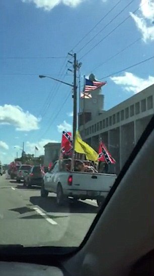 ΗΠΑ: Οπαδοί του Τραμπ εκφοβίζουν ψηφοφόρους έξω από εκλογικό κέντρο της Φλόριντα [βίντεο] | iefimerida.gr 0