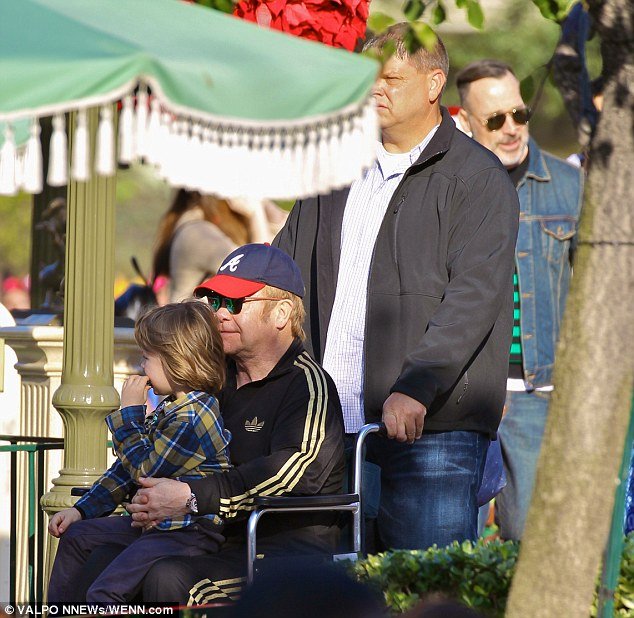 Με αναπηρική καρέκλα ο Ελτον Τζον στη Ντίσνεϋλαντ [εικόνες] | iefimerida.gr 2