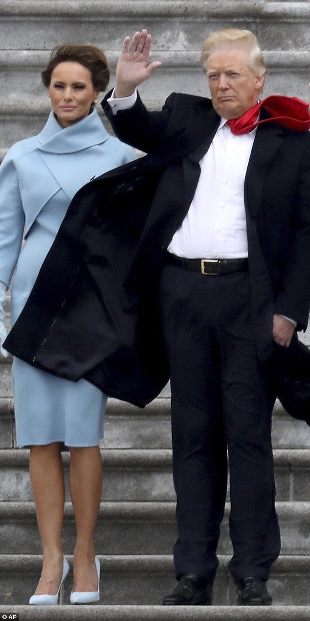 Το μαλλί του Τραμπ πέρασε το τεστ του ελικοπτέρου: Δεν φοράει τρέσες -Ανακατεύτηκε, σηκώθηκε όρθιο, αναμαλλιάστηκε [εικόνες & βίντεο] | iefimerida.gr 0