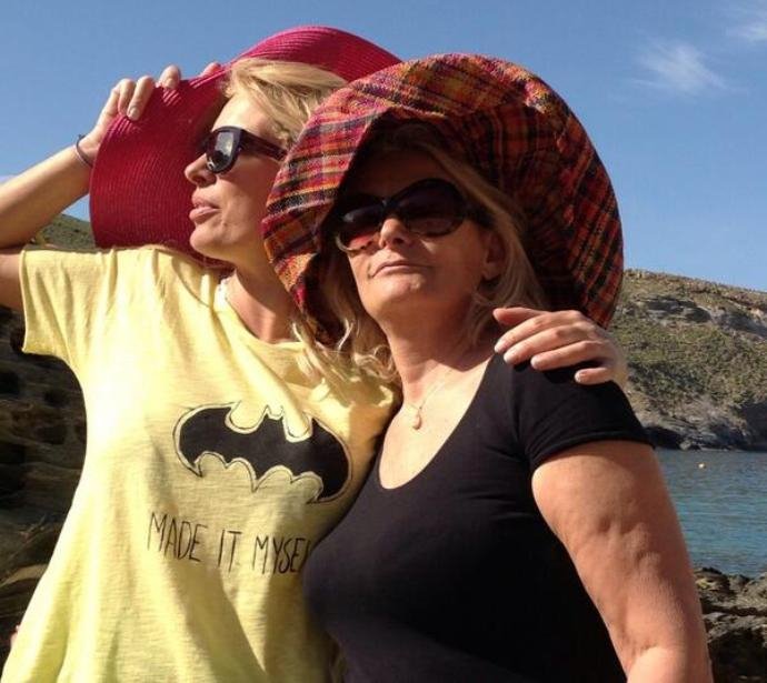 Η Ελένη Μενεγάκη με μπικίνι, παίζει με τον σκύλο της [εικόνες]  | iefimerida.gr 4